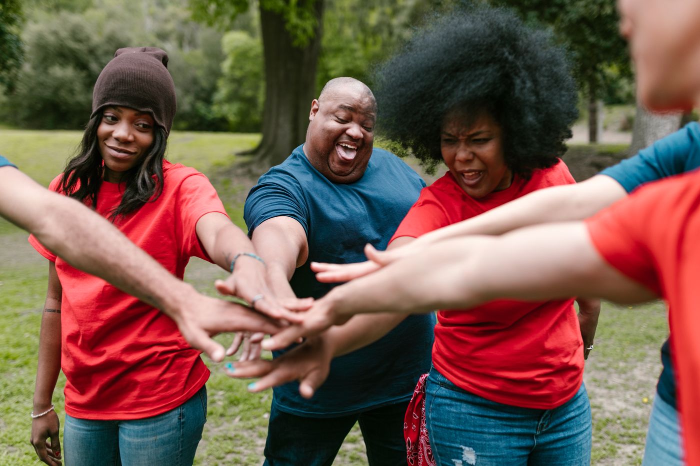 Team Building gắn kết: Cùng phối hợp, cổ vũ và tạo nên năng lượng tập thể.